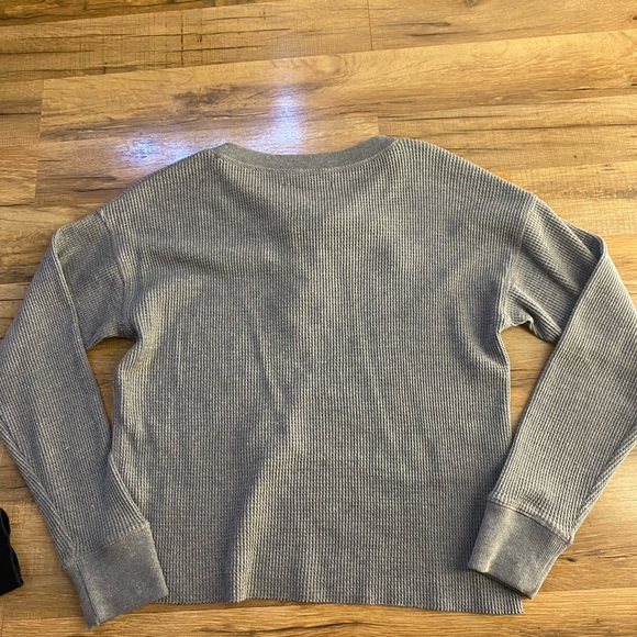 abercrombie & fitch long sleeve - Picture 2 of 3